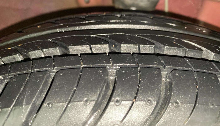 2018 Hyundai Eon ERA +, Petrol, Manual, 28,501 km, Right Front Tyre Tread