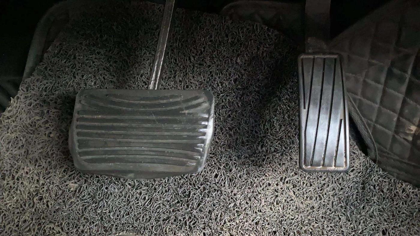 2022 Mahindra XUV300 W8 1.5 DIESEL AMT, Diesel, Automatic, 47,334 km, Pedals