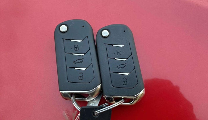 2022 Mahindra XUV300 W8 1.5 DIESEL AMT, Diesel, Automatic, 47,330 km, Key Close Up