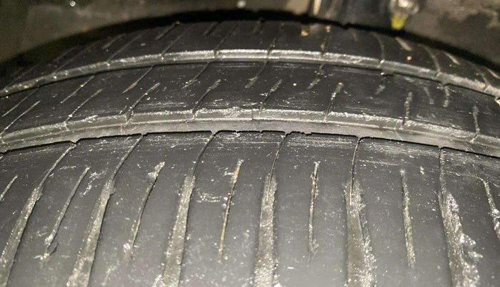 2014 Maruti Ertiga VXI, Petrol, Manual, 76,309 km, Left Front Tyre Tread