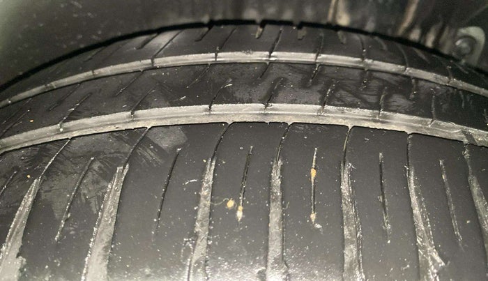 2014 Maruti Ertiga VXI, Petrol, Manual, 76,309 km, Left Rear Tyre Tread