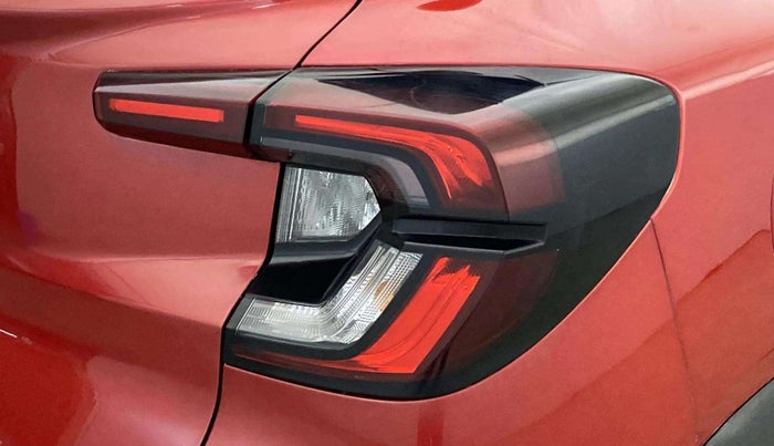 2022 Renault Kiger RXZ MT DUAL TONE, Petrol, Manual, 23,542 km, Right tail light - Minor scratches
