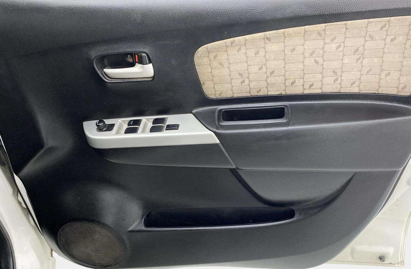 2015 Maruti Wagon R 1.0 VXI, CNG, Manual, 92,774 km, Driver Side Door Panels Control