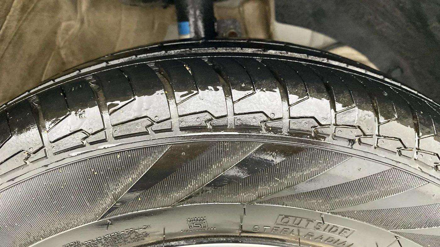 2023 Maruti Swift VXI AMT, Petrol, Automatic, 17,428 km, Right Front Tyre Tread