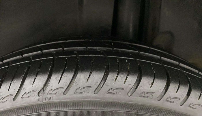 2014 Maruti Ertiga VXI, Petrol, Manual, 36,437 km, Left Rear Tyre Tread