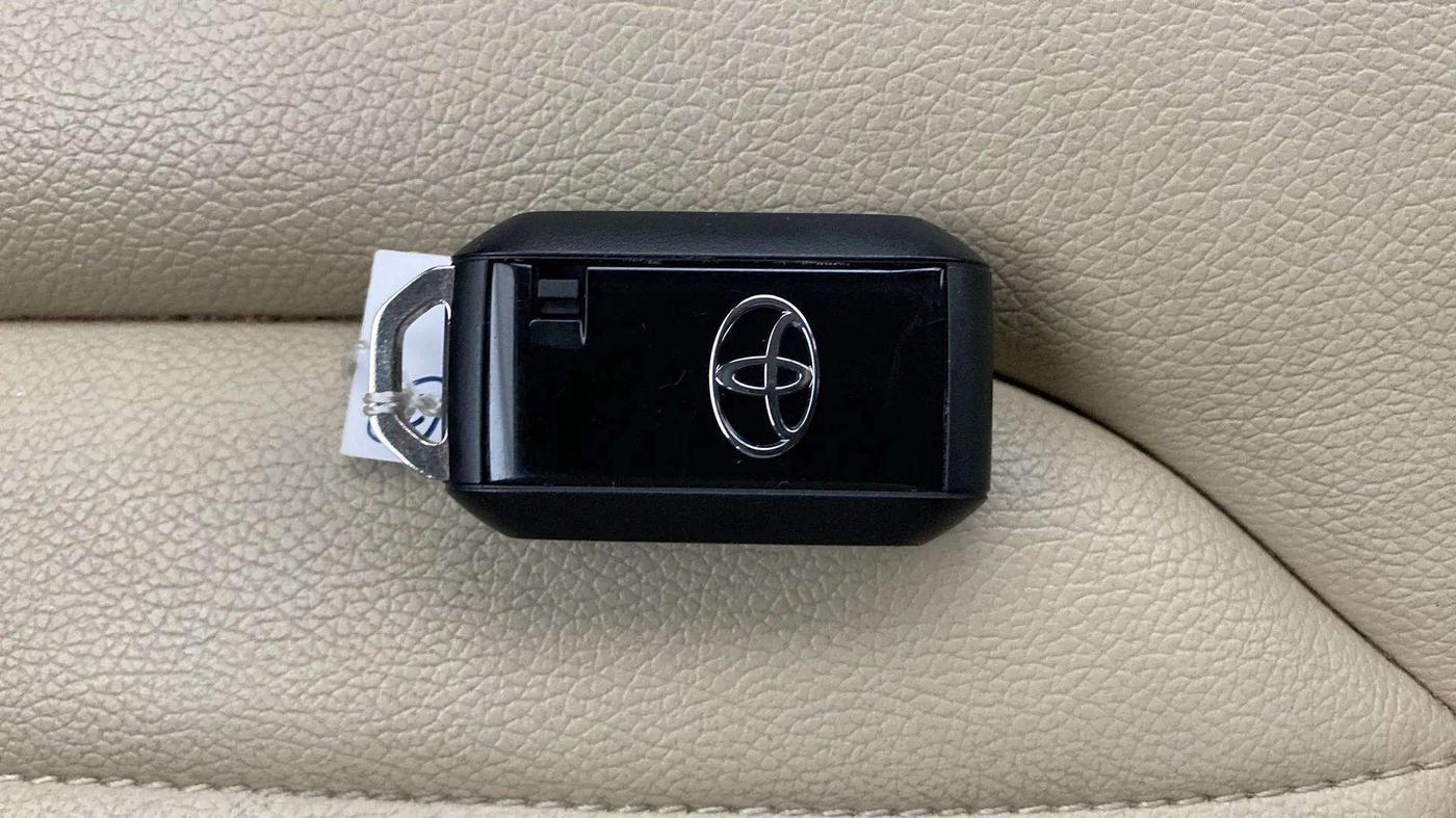 2022 Toyota Glanza G, Petrol, Manual, 38,215 km, Key Close Up