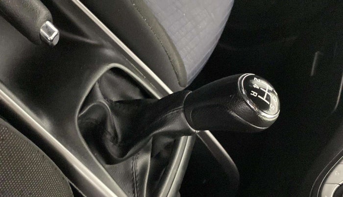 2021 Maruti Baleno DELTA PETROL 1.2, Petrol, Manual, 34,332 km, Gear lever - Boot cover slightly torn