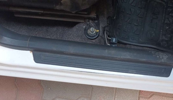 2017 Maruti Alto 800 LXI, Petrol, Manual, 32,852 km, Right running board - Minor scratches
