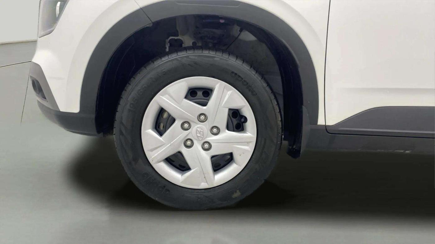 2022 Hyundai VENUE S+ 1.2, Petrol, Manual, 10,968 km, Left Front Wheel