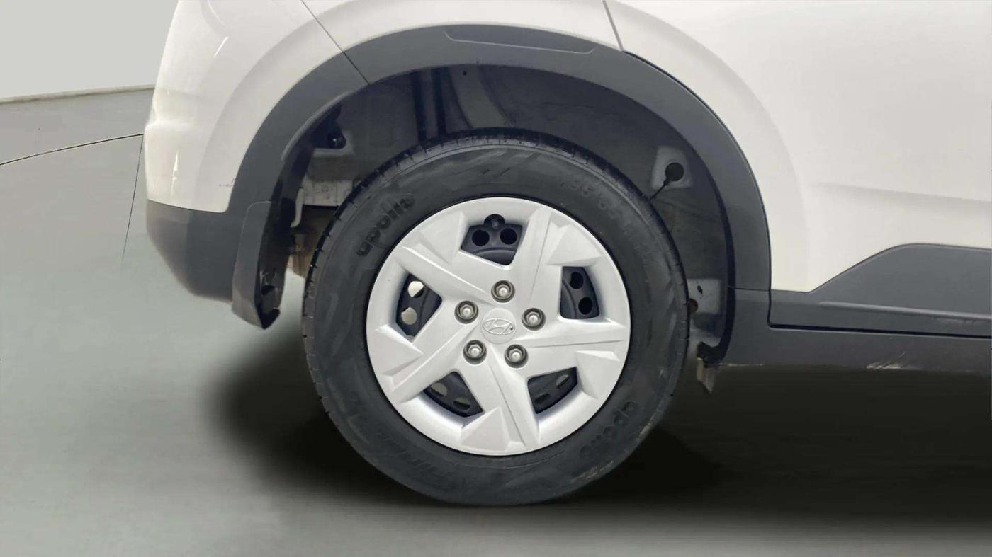 2022 Hyundai VENUE S+ 1.2, Petrol, Manual, 10,968 km, Right Rear Wheel