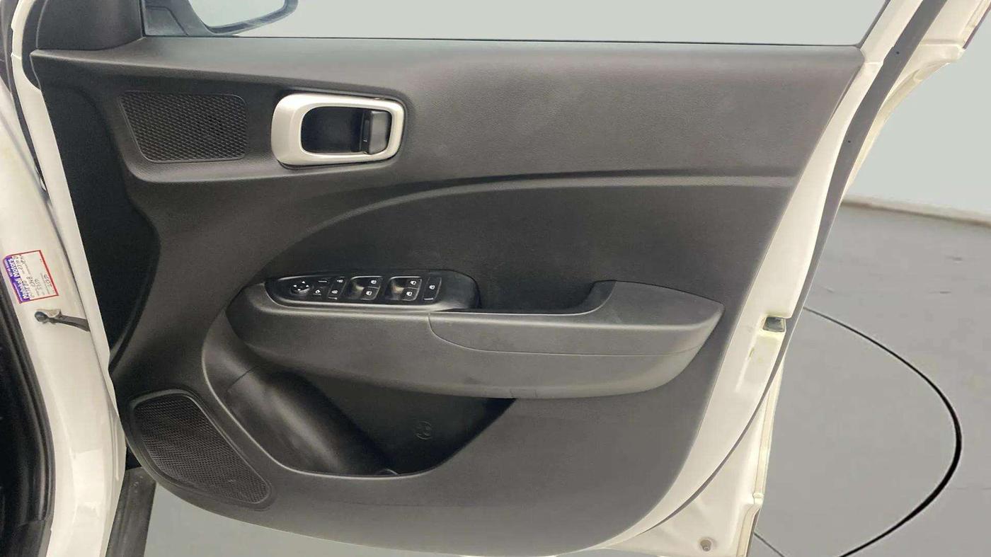 2022 Hyundai VENUE S+ 1.2, Petrol, Manual, 10,968 km, Driver Side Door Panels Control