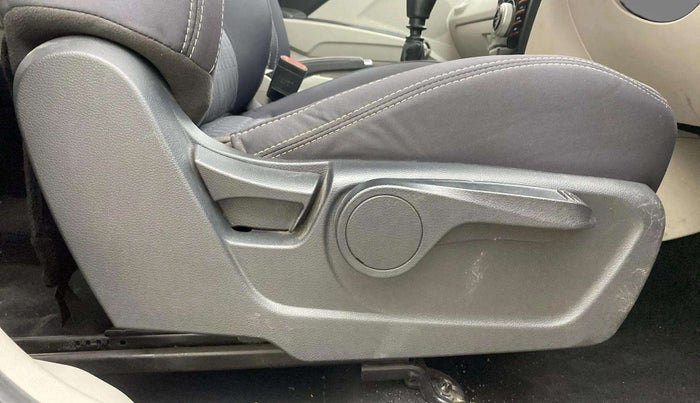 2021 Mahindra XUV300 W8 1.2 PETROL, Petrol, Manual, 38,662 km, Driver Side Adjustment Panel