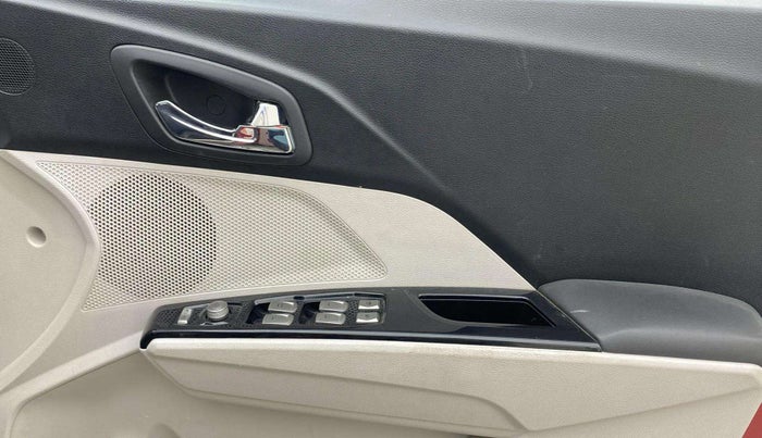 2021 Mahindra XUV300 W8 1.2 PETROL, Petrol, Manual, 38,662 km, Driver Side Door Panels Control