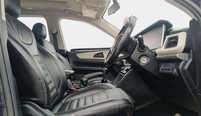 2022 Mahindra XUV700 AX 5 P MT 7 STR, Petrol, Manual, 58,089 km, Right Side Front Door Cabin