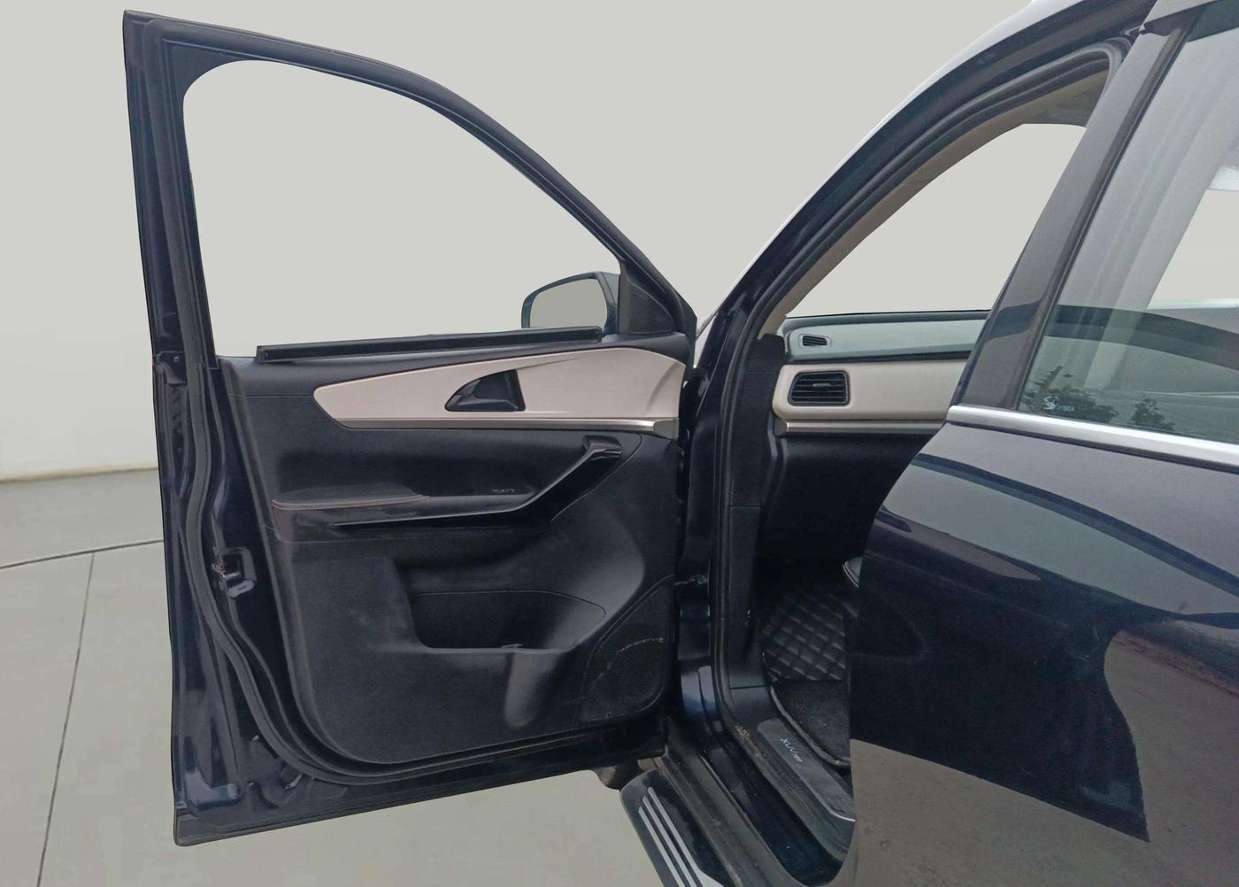 2022 Mahindra XUV700 AX 5 P MT 7 STR, Petrol, Manual, 58,089 km, LHS Front Door