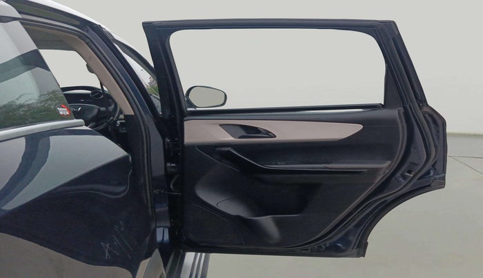 2022 Mahindra XUV700 AX 5 P MT 7 STR, Petrol, Manual, 58,089 km, RHS Rear Door