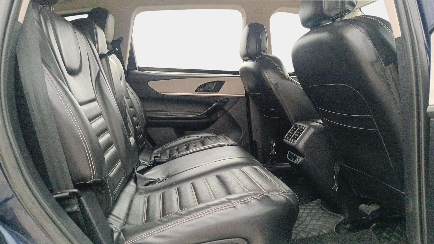 2022 Mahindra XUV700 AX 5 P MT 7 STR, Petrol, Manual, 58,089 km, Right Side Rear Door Cabin
