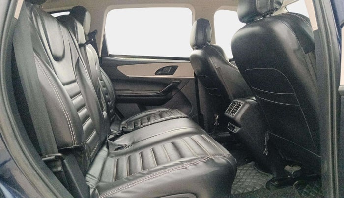 2022 Mahindra XUV700 AX 5 P MT 7 STR, Petrol, Manual, 58,089 km, Right Side Rear Door Cabin