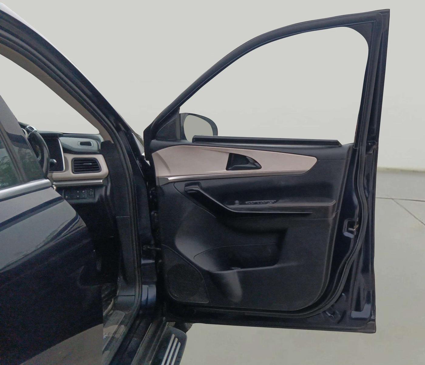 2022 Mahindra XUV700 AX 5 P MT 7 STR, Petrol, Manual, 58,089 km, RHS Front Door