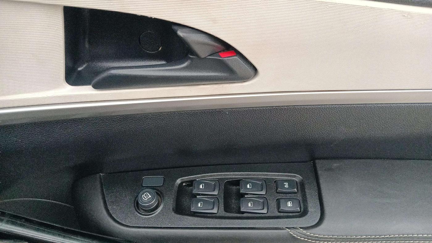2022 Mahindra XUV700 AX 5 P MT 7 STR, Petrol, Manual, 58,089 km, Driver Side Door Panels Control