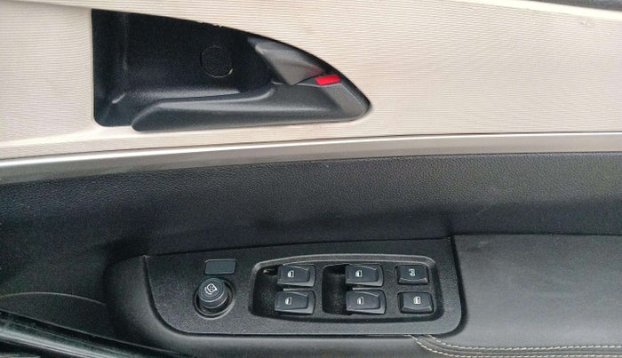 2022 Mahindra XUV700 AX 5 P MT 7 STR, Petrol, Manual, 58,089 km, Driver Side Door Panels Control