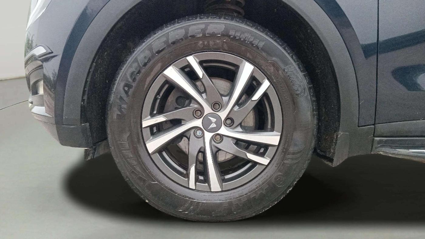 2022 Mahindra XUV700 AX 5 P MT 7 STR, Petrol, Manual, 58,089 km, Left Front Wheel