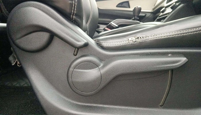 2022 Mahindra XUV700 AX 5 P MT 7 STR, Petrol, Manual, 58,089 km, Driver Side Adjustment Panel