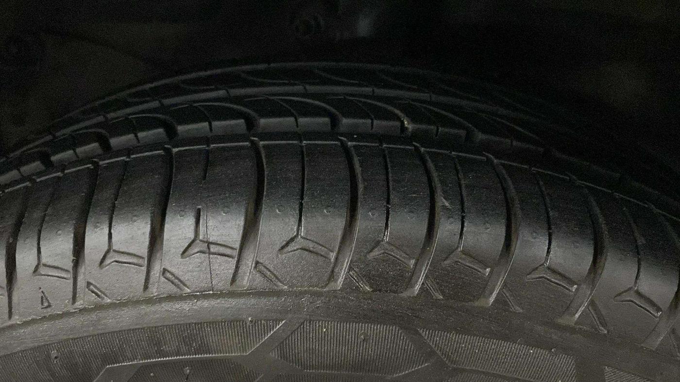 2015 Honda Amaze 1.2L I-VTEC S, Petrol, Manual, 40,672 km, Left Front Tyre Tread