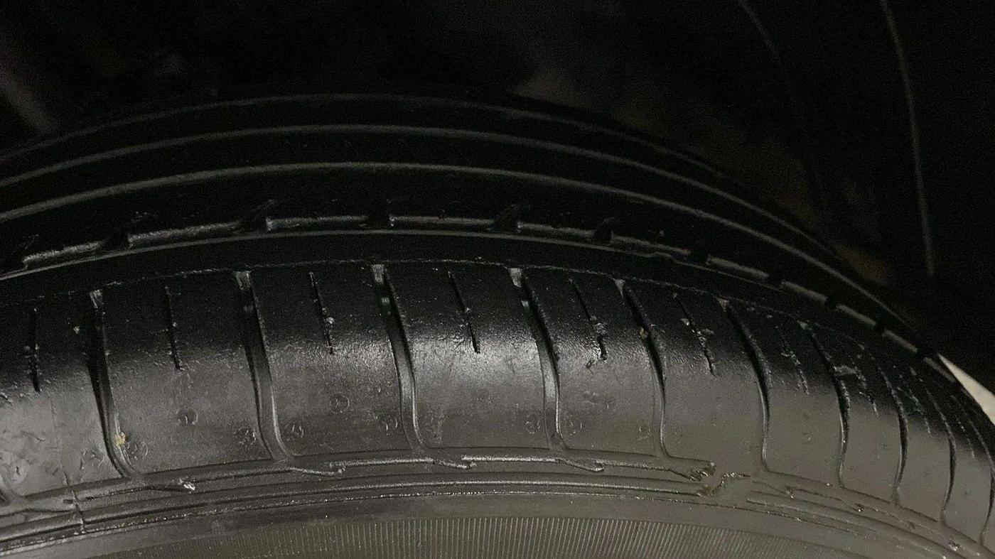 2020 Hyundai VENUE S 1.2, Petrol, Manual, 33,406 km, Right Front Tyre Tread
