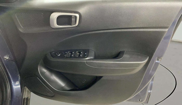 2020 Hyundai VENUE S 1.2, Petrol, Manual, 33,406 km, Driver Side Door Panels Control