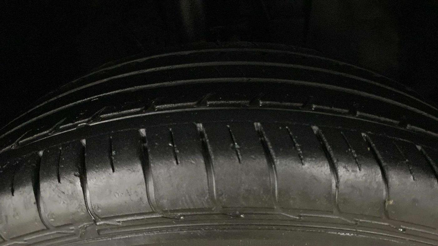 2020 Hyundai VENUE S 1.2, Petrol, Manual, 33,406 km, Left Front Tyre Tread