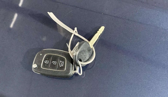 2020 Hyundai VENUE S 1.2, Petrol, Manual, 33,406 km, Key Close Up