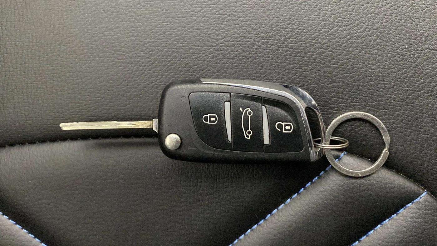 2024 Tata PUNCH PURE MT, Petrol, Manual, 8,807 km, Key Close Up