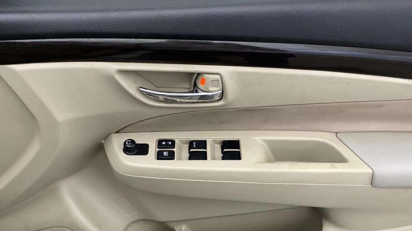 2018 Maruti Ciaz DELTA 1.4 MT PETROL, Petrol, Manual, 94,032 km, Driver Side Door Panels Control
