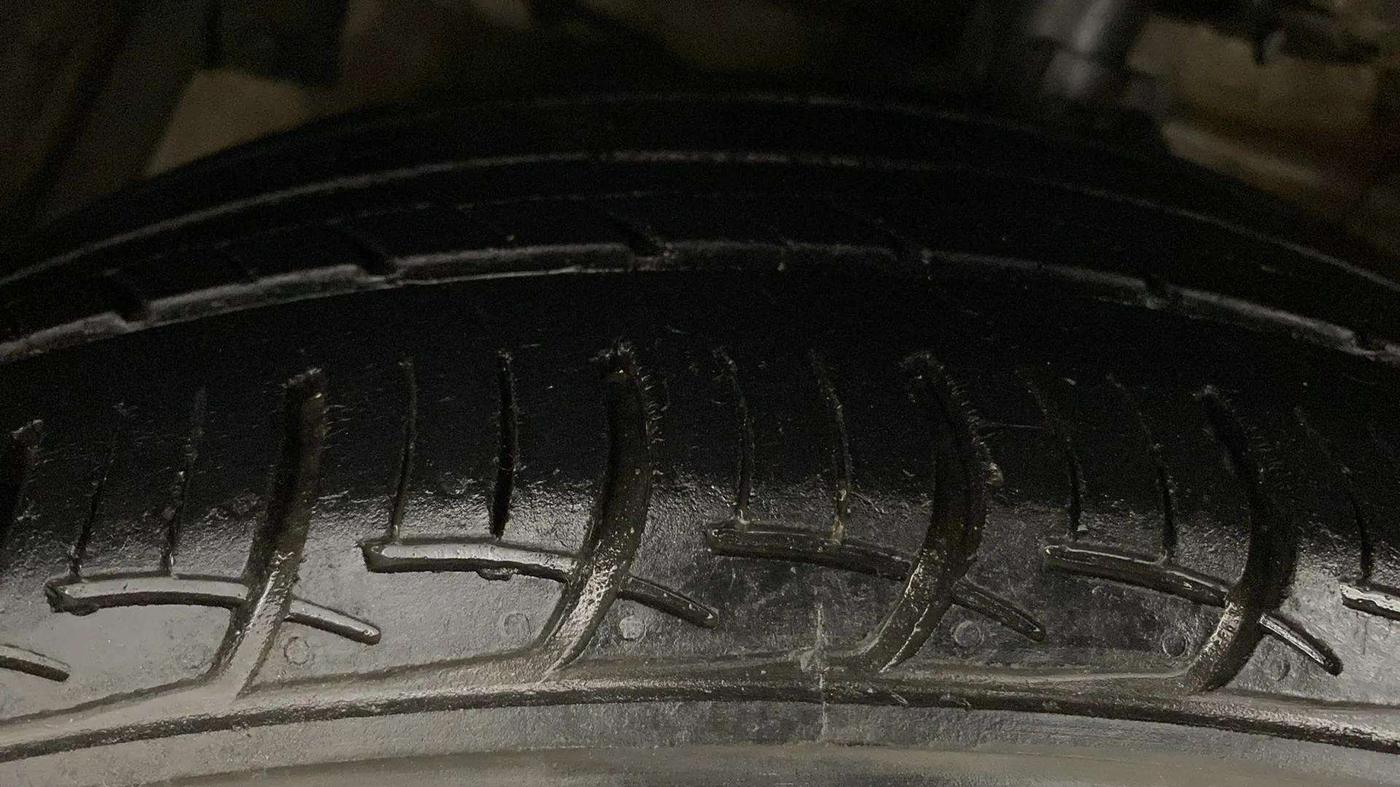 2018 Maruti Ciaz DELTA 1.4 MT PETROL, Petrol, Manual, 94,032 km, Left Front Tyre Tread