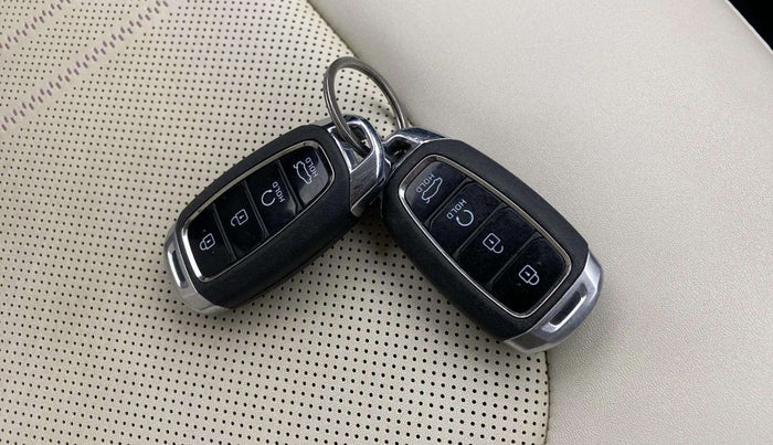 2023 Hyundai Verna SX (O)1.5 VTVT, Petrol, Manual, 40,360 km, Key Close Up