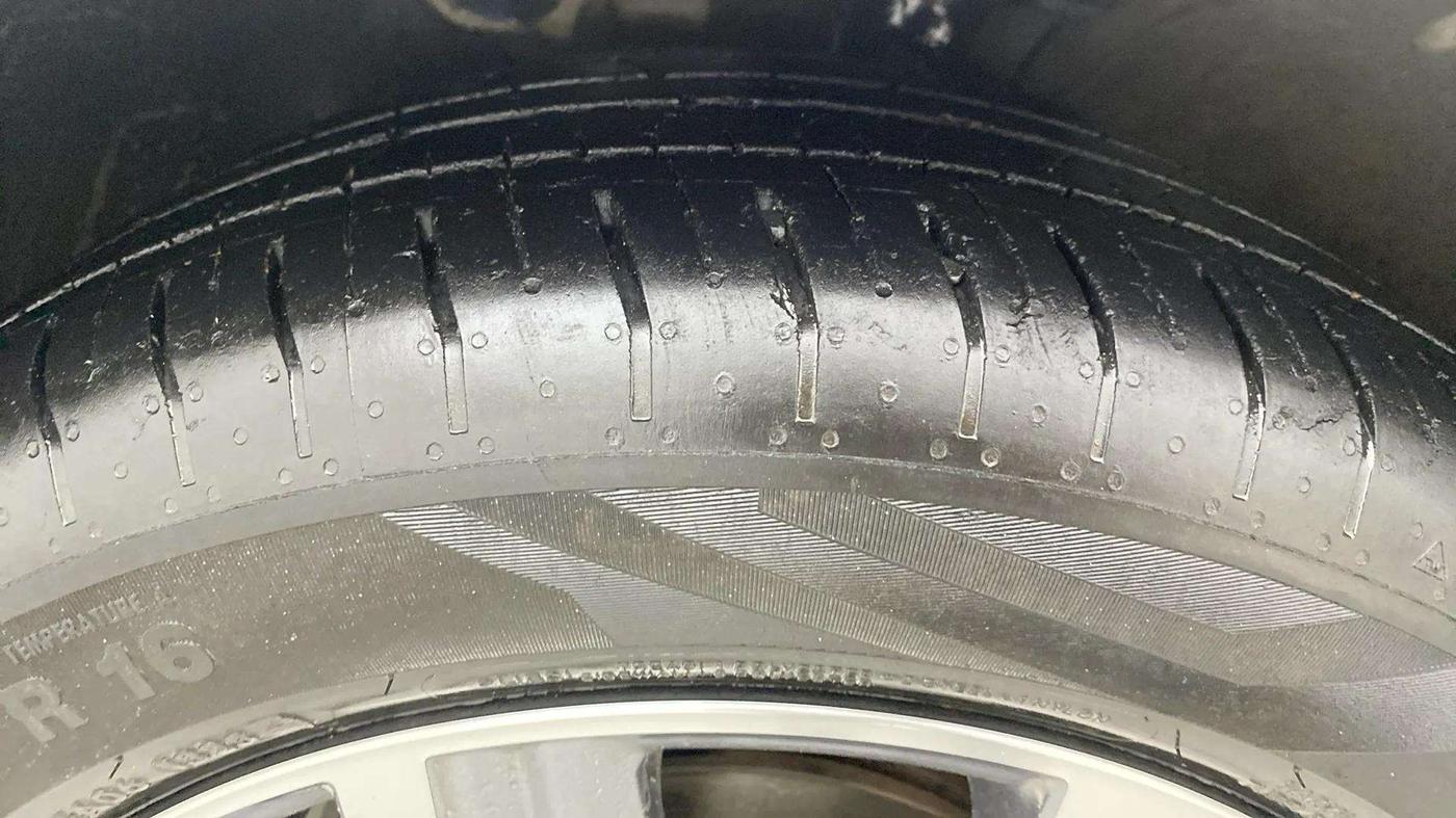 2023 Hyundai Verna SX (O)1.5 VTVT, Petrol, Manual, 40,360 km, Left Front Tyre Tread