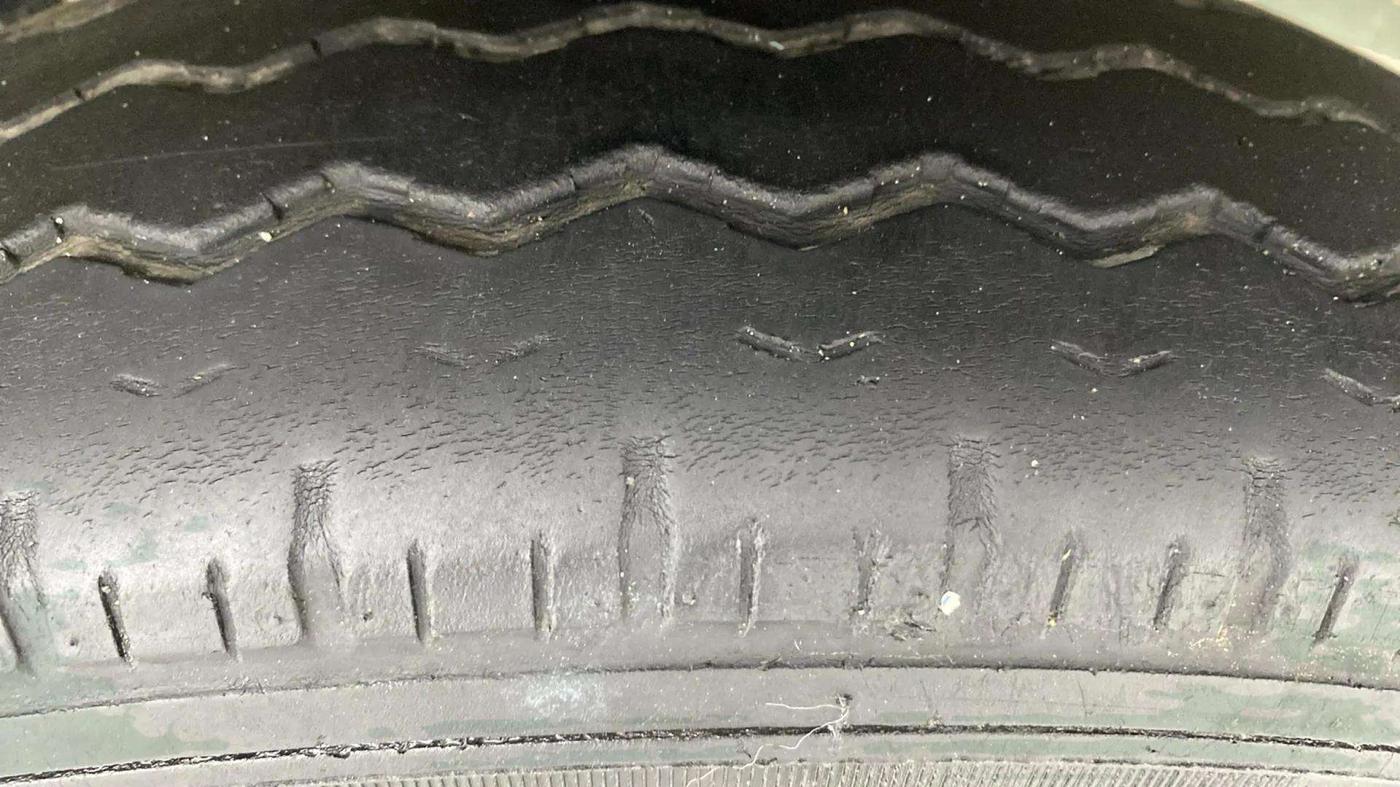 2021 Maruti Eeco 5 STR AC (O), Petrol, Manual, 36,705 km, Right Front Tyre Tread