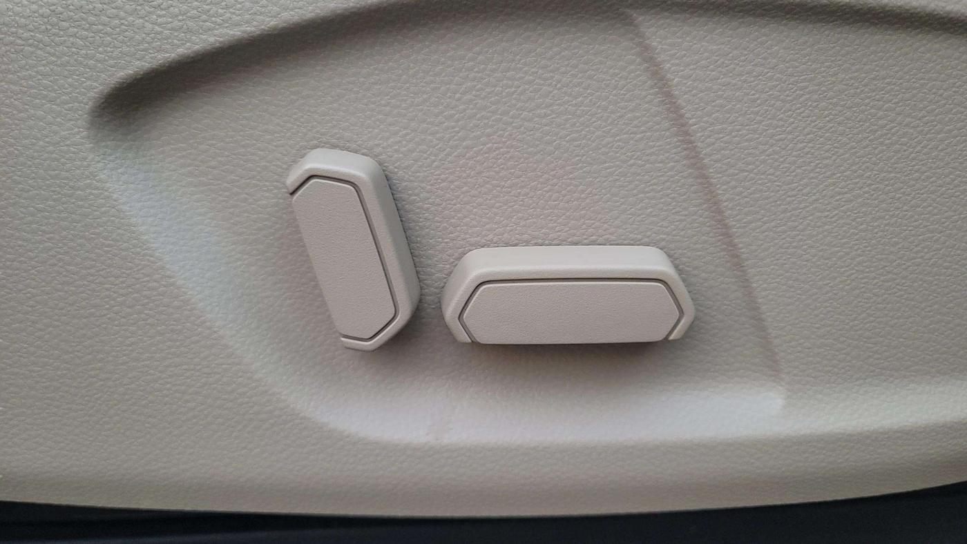 2021 Ford Endeavour TITANIUM PLUS 2.0 4X4 AT SUNROOF, Diesel, Automatic, 79,640 km, Driver Side Adjustment Panel