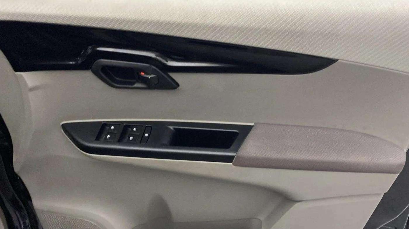 2017 Mahindra Kuv100 K8 D 6 STR, Diesel, Manual, 70,621 km, Driver Side Door Panels Control