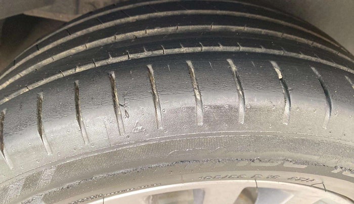 2018 Maruti Ciaz ALPHA 1.4 PETROL, Petrol, Manual, 63,475 km, Left front tyre - Minor crack