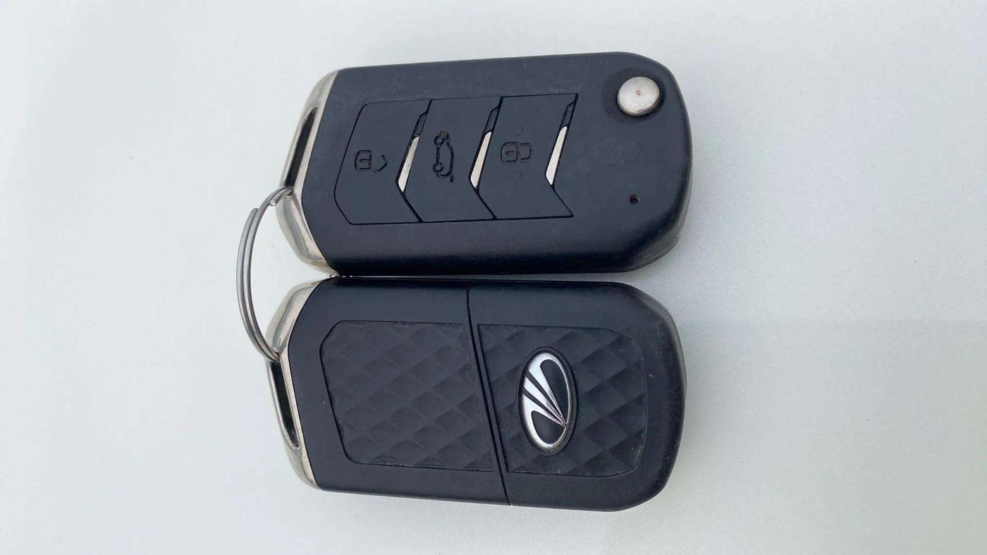 2021 Mahindra XUV300 W8 (O) 1.2 PETROL, Petrol, Manual, 36,025 km, Key Close Up