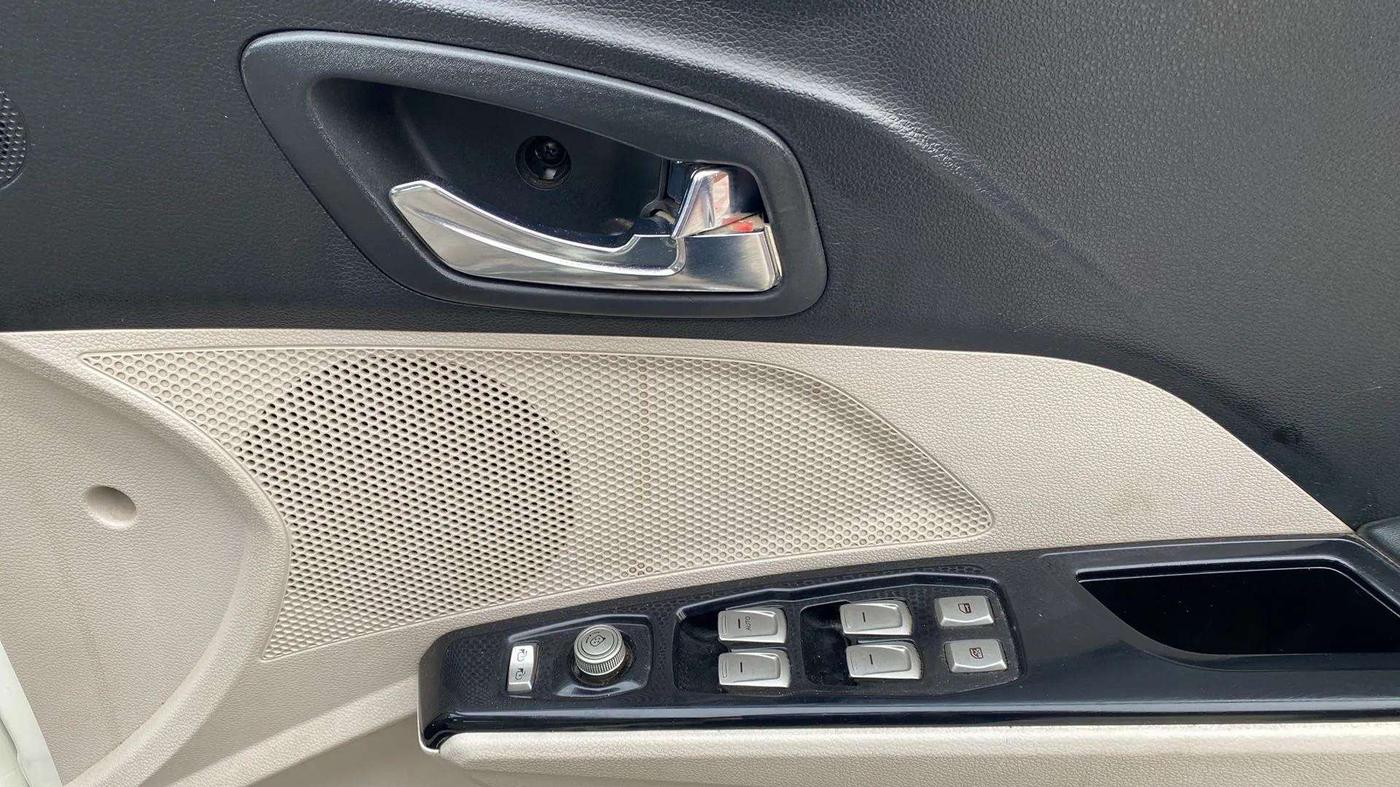 2021 Mahindra XUV300 W8 (O) 1.2 PETROL, Petrol, Manual, 36,025 km, Driver Side Door Panels Control