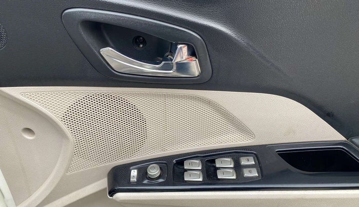 2021 Mahindra XUV300 W8 (O) 1.2 PETROL, Petrol, Manual, 36,013 km, Driver Side Door Panels Control