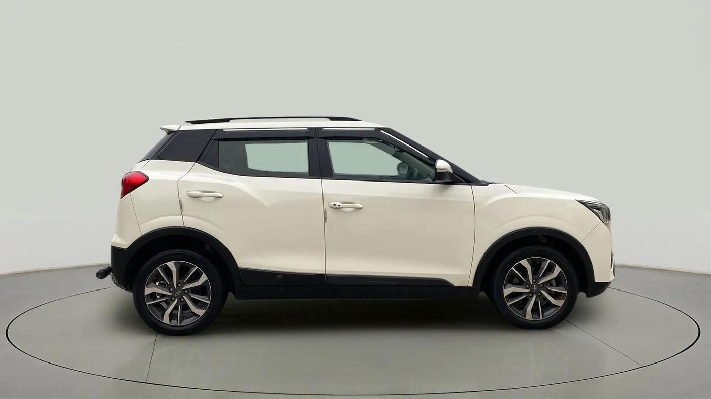 2021 Mahindra XUV300 W8 (O) 1.2 PETROL, Petrol, Manual, 36,025 km, Right Side View