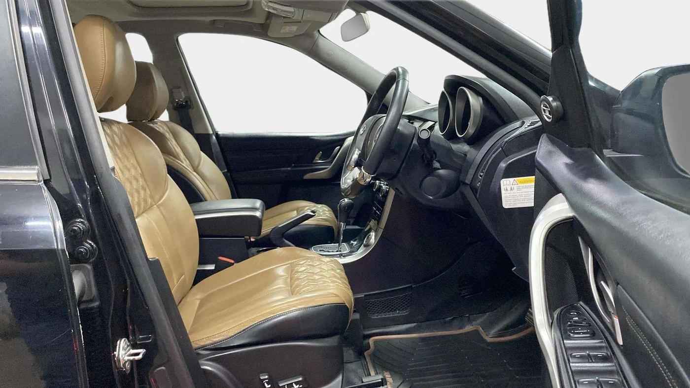 2020 Mahindra XUV500 W11 AT, Diesel, Automatic, 77,209 km, Right Side Front Door Cabin