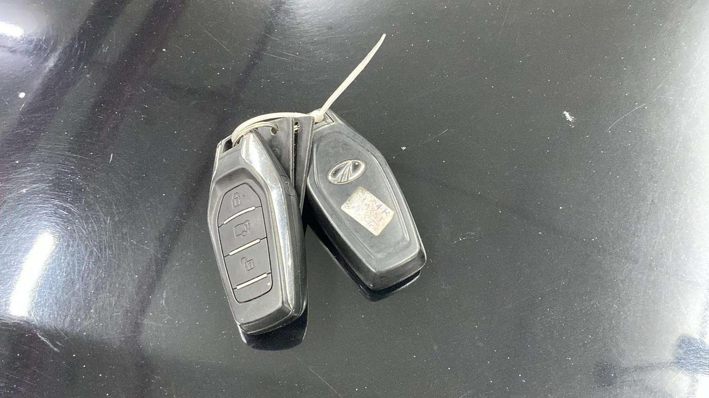2020 Mahindra XUV500 W11 AT, Diesel, Automatic, 77,209 km, Key Close Up