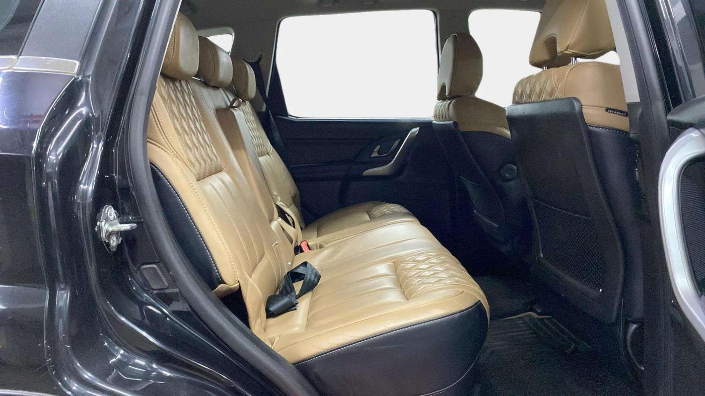 2020 Mahindra XUV500 W11 AT, Diesel, Automatic, 77,209 km, Right Side Rear Door Cabin