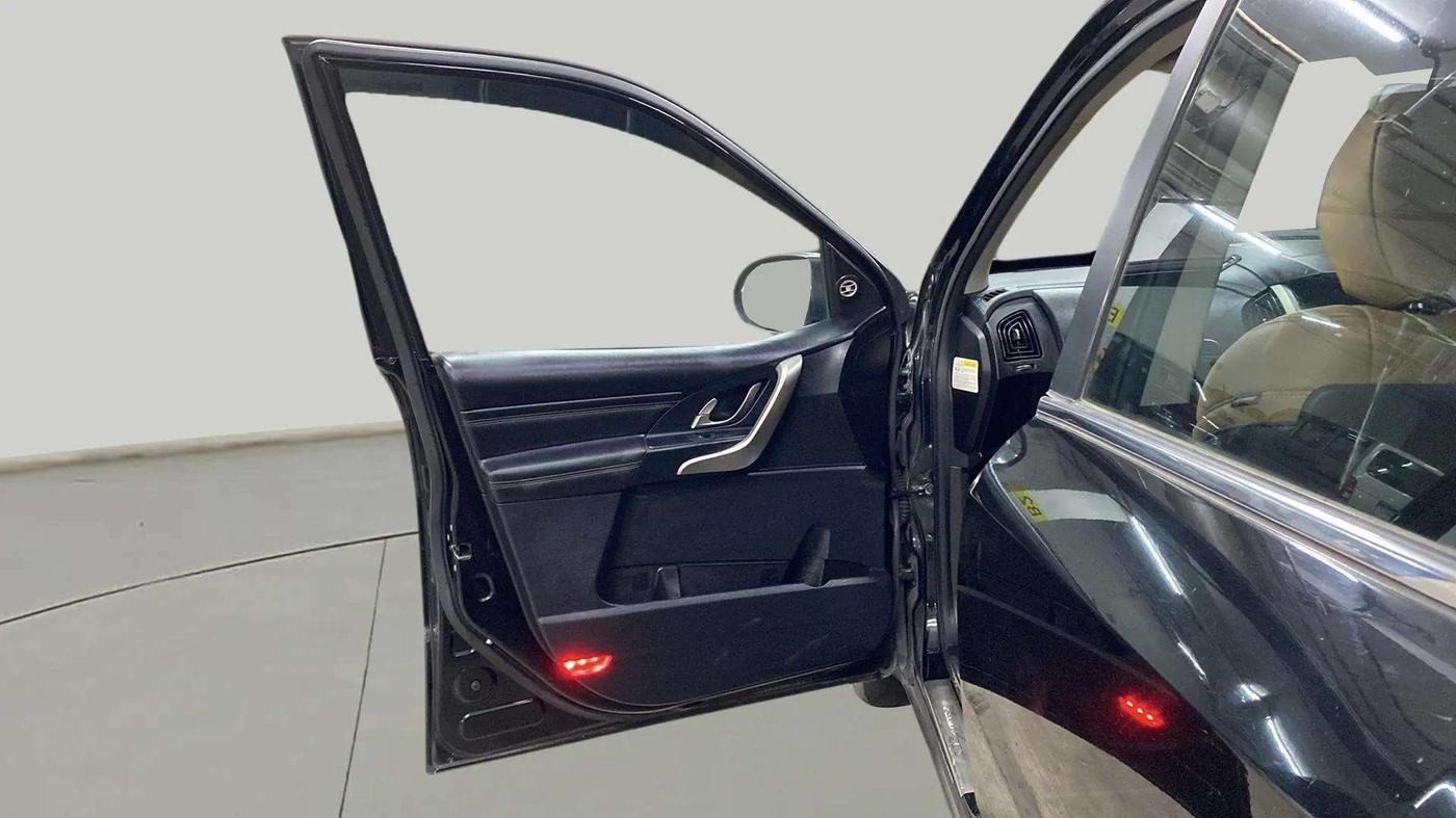 2020 Mahindra XUV500 W11 AT, Diesel, Automatic, 77,209 km, LHS Front Door