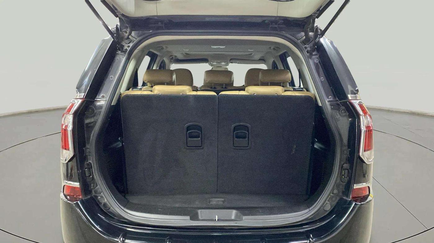 2020 Mahindra XUV500 W11 AT, Diesel, Automatic, 77,209 km, Boot Inside